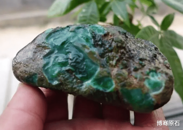 翡翠|6万买入2公斤的后江料，一刀切开货主的心都寒了一半，好在师傅将它“起死回生”