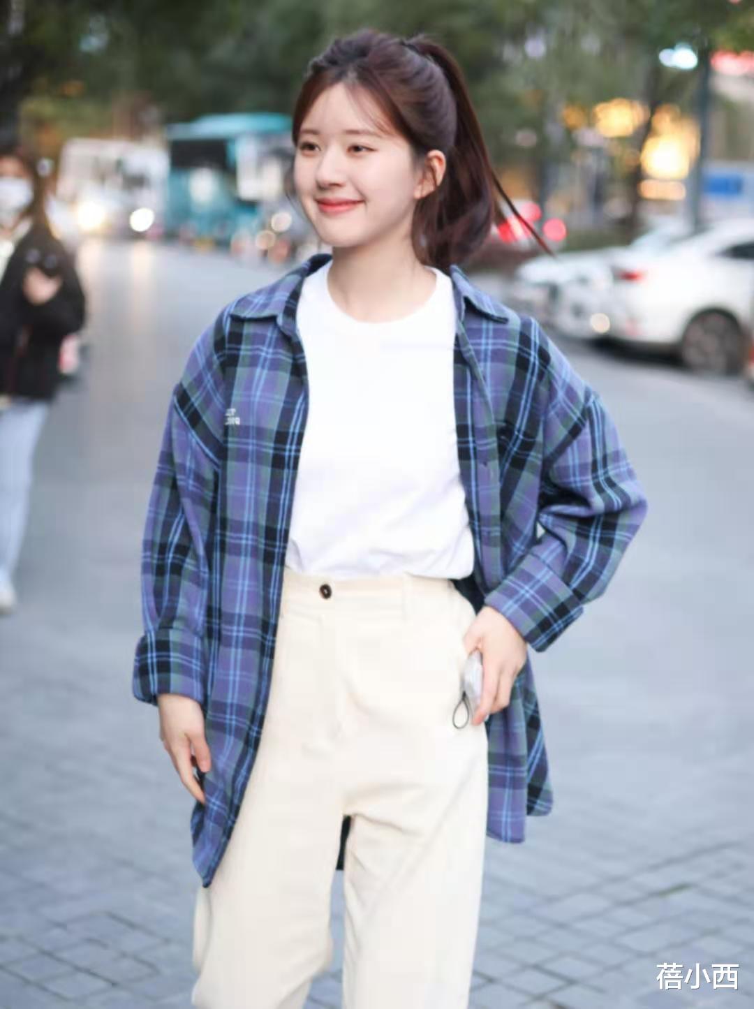 赵露思 “赵露思”真会穿,普通格纹衬衫扎高马尾,青春活力像个大学生