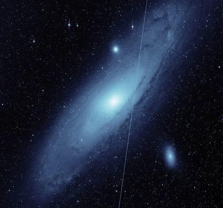 在观测仙女星系时出现奇怪的直线,是星链卫星严重污染了星空?