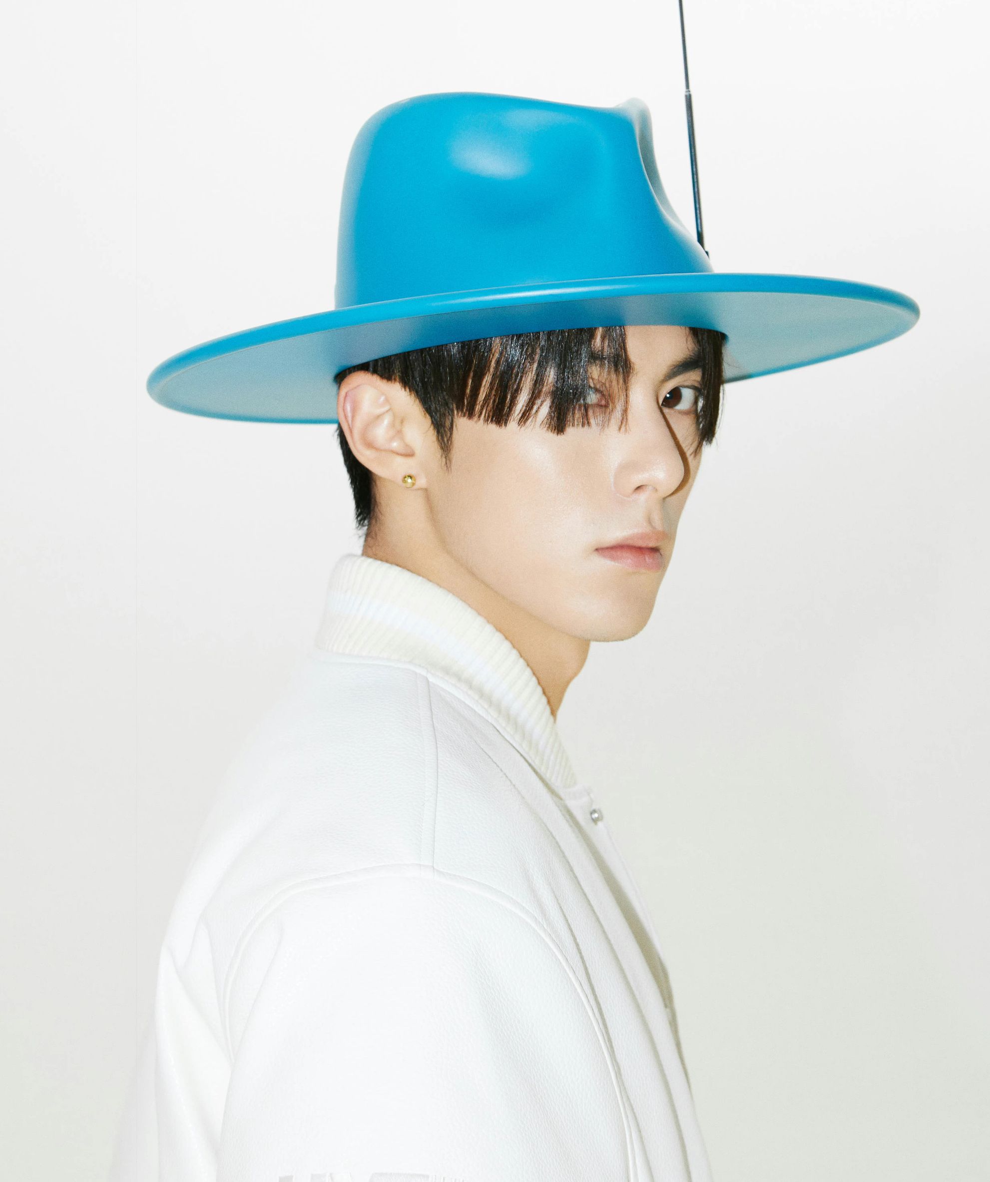 短发 王鹤棣一出场就惊艳了！梳中分发型帅气十足，举手投足好洋气