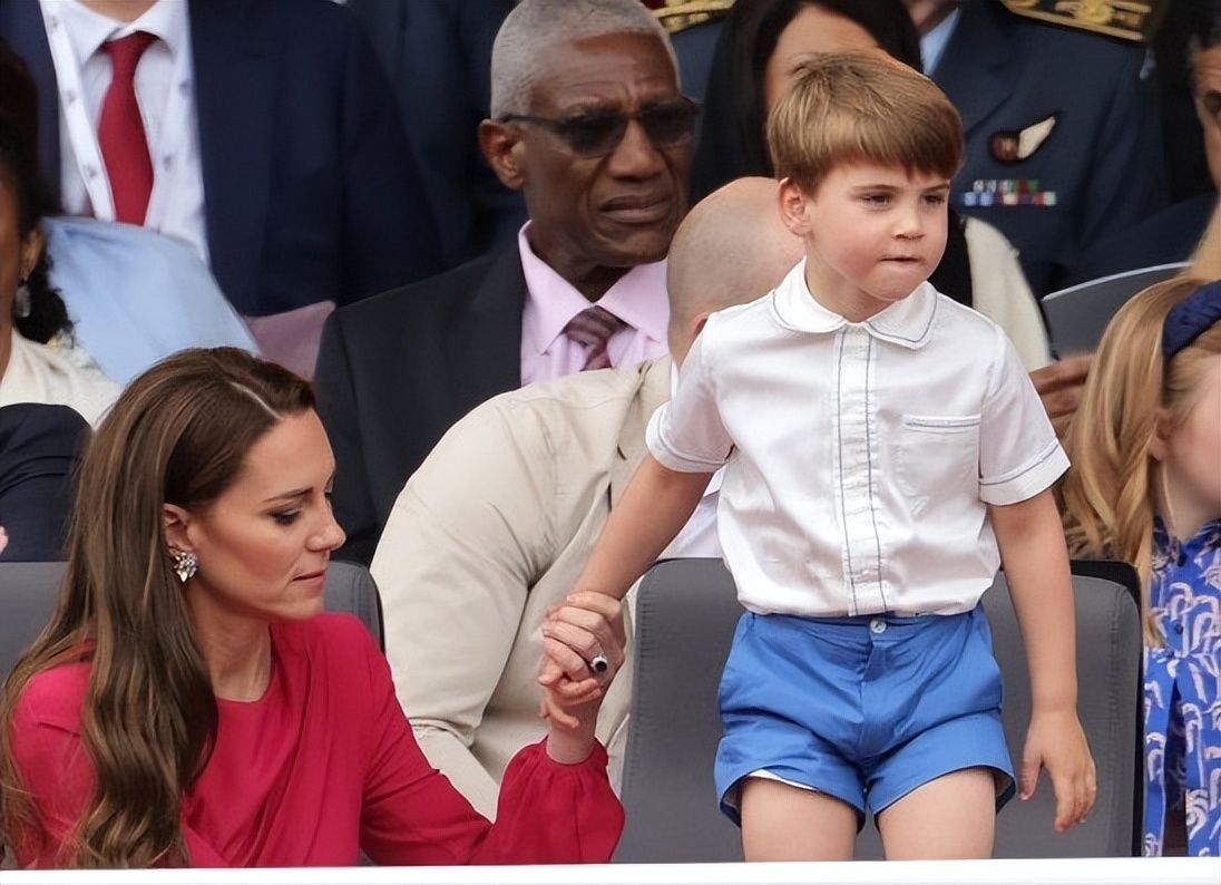 夏洛|夏洛特小公主:身价超400亿,管完弟弟提醒哥哥,气场太强像女王