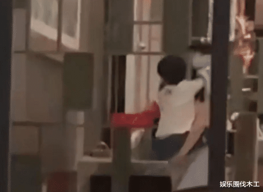 Angelababy|baby男模陪玩后现身酒店,熊抱小海绵母爱满满,黄晓明未露正脸