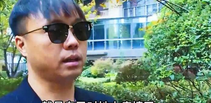 44岁男人爱上32岁陪酒女，净身出户后被对方抛弃：她技术确实无敌