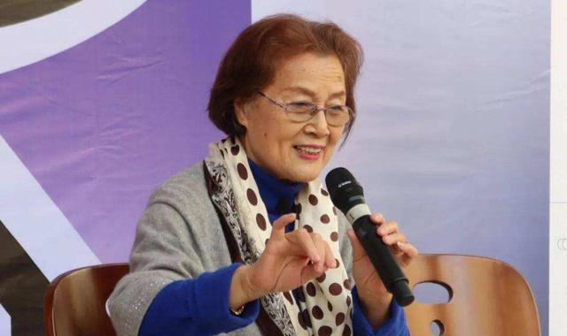 李世济|京剧名家钟荣评价李世济身段像花脸，称张火丁是模仿男人演女人