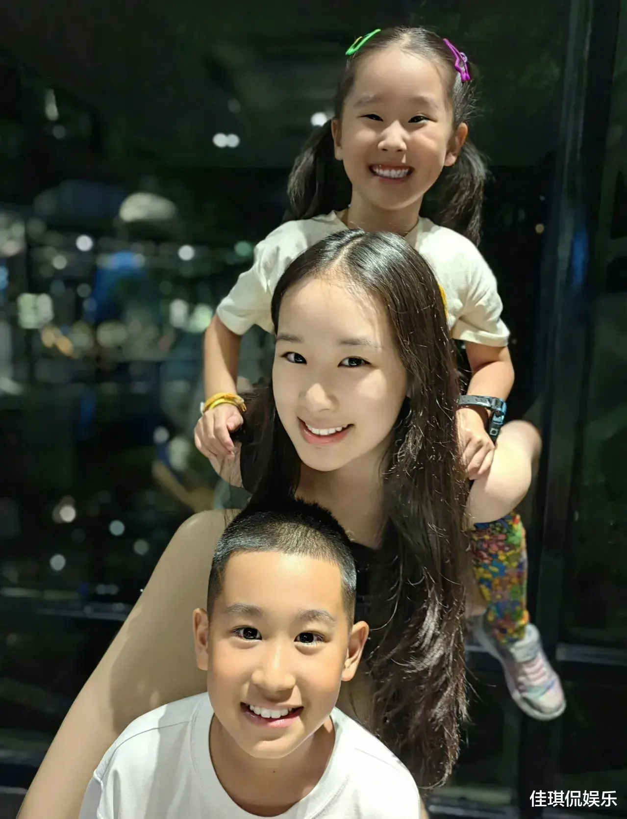 赵文卓|赵文卓在社交平台上晒出三宫格照片，网友们直呼：太甜了，好浪漫