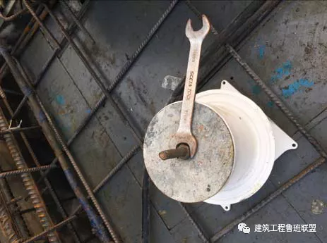 土建采用铝模、装配式施工时，机电如何配合预埋？