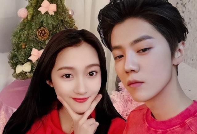 关晓彤|关晓彤“被迫大婚”?鱿鱼才子店内曝结婚海报,直言从洞房到灵堂