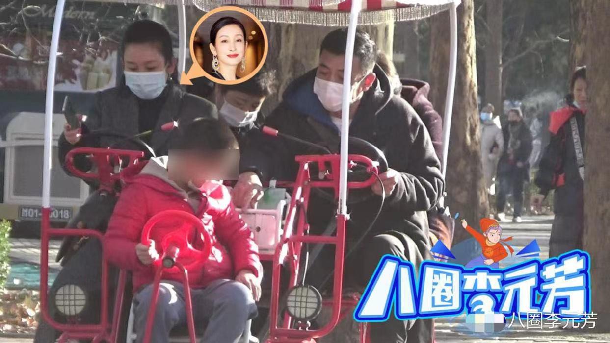 秦海璐|秦海璐携家人骑脚踏车！背万元包素颜显浮肿，患巨婴症儿子颜值高