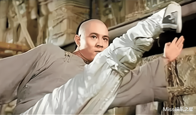 李连杰|李连杰的腿功比李小龙厉害?双腿并用加回旋踢,让甄子丹有压力