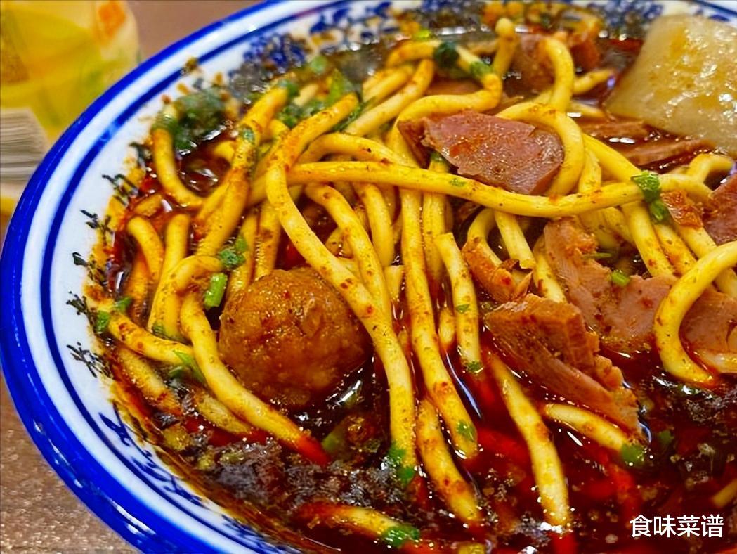 山西临汾牛肉丸子面，当地特色美食，香辣解馋又过瘾，好吃到流泪