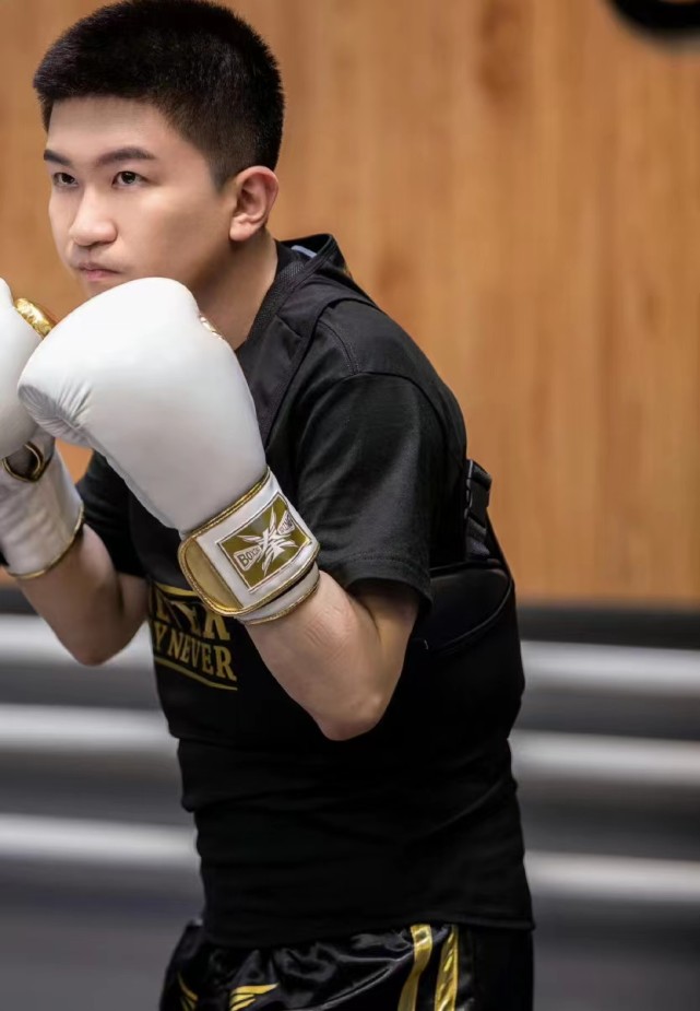 张大大|张大大晒和杨幂的春日出游照，二人坐在野餐垫上比肩拍摄，超有春天的感觉