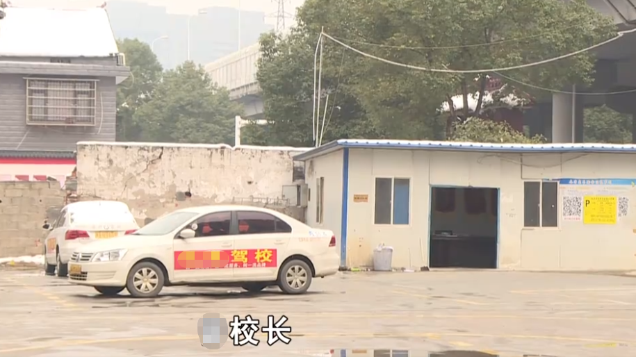 教练|两小伙在驾校当教练，一个月后被辞退，没发工资还倒赔1万多？