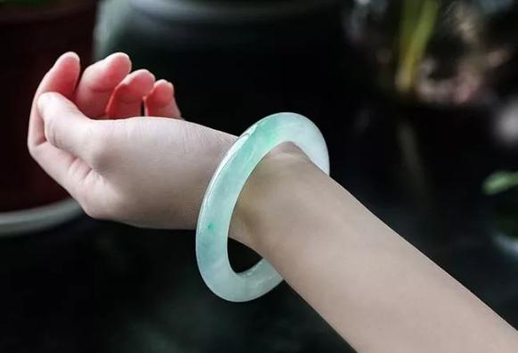 翡翠|夏季佩戴翡翠需要注意哪些？这三点很重要，看看有没有你知道的！