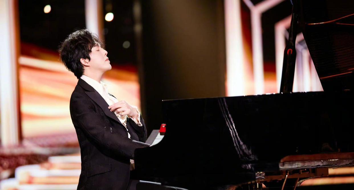 李云迪|李云迪涉丑闻后首秀!弹钢琴不敢露脸,手指瘦长青筋显眼