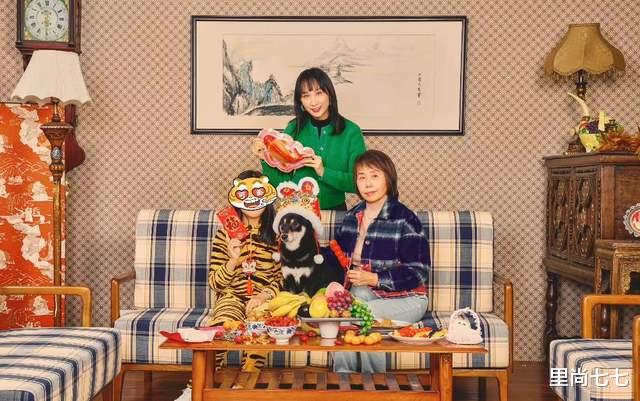 雷佳音|雷佳音妻子罕晒全家福，10岁女儿打扮摩登，婆婆首露正脸更像母女