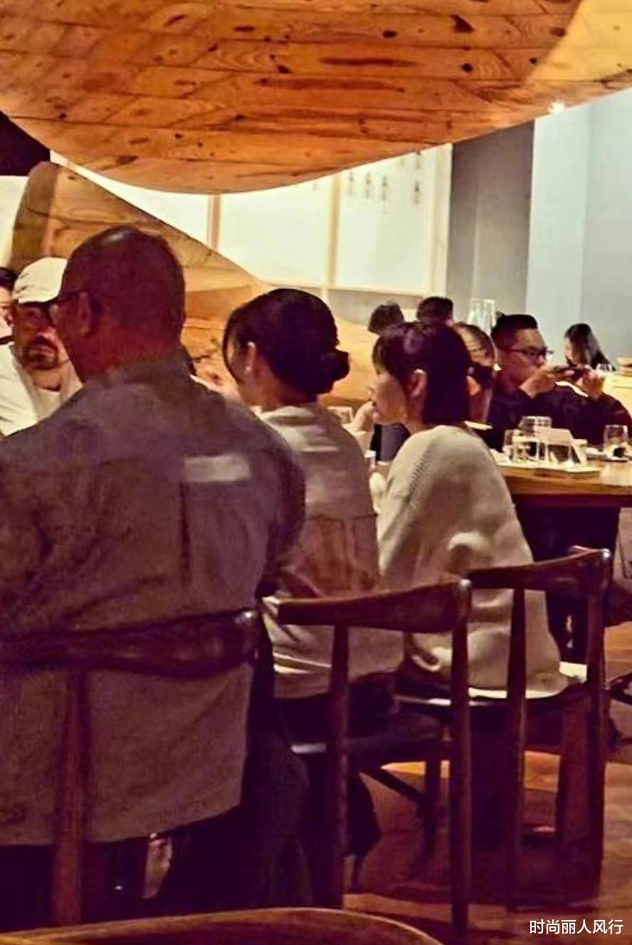 大S|大s具俊晔高调参加饭局！她穿T恤坐在老公身边小鸟依人，变可爱了