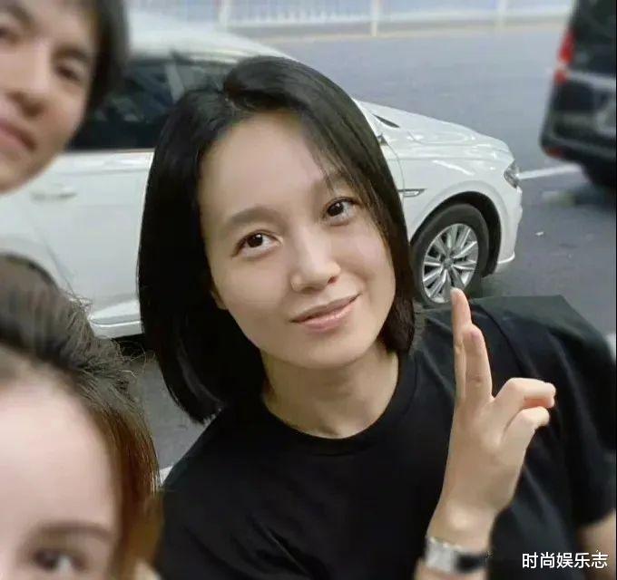 朱丹|朱丹也不装了，直接素颜晒自拍照，一脸的大妈味道还挺浓的！