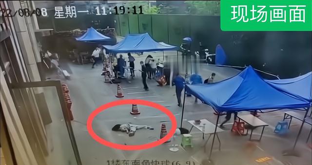 成都女子当街跳楼,一过路女孩身上被溅黄色糊状物,跳楼原因披露