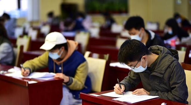 |男43岁，体制内不是领导，收入偏低，到底该怎么办？考虑这几点