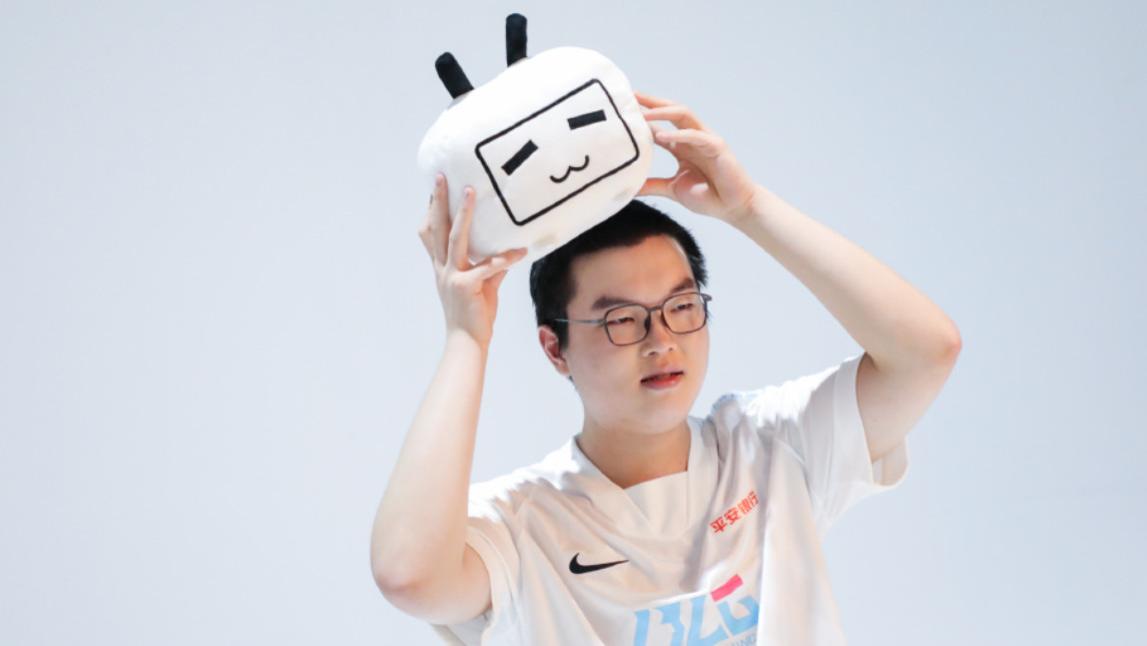 |恭喜Bin！疑似恋爱，女生不是网红脸！2人公开互关，国服疯狂双排