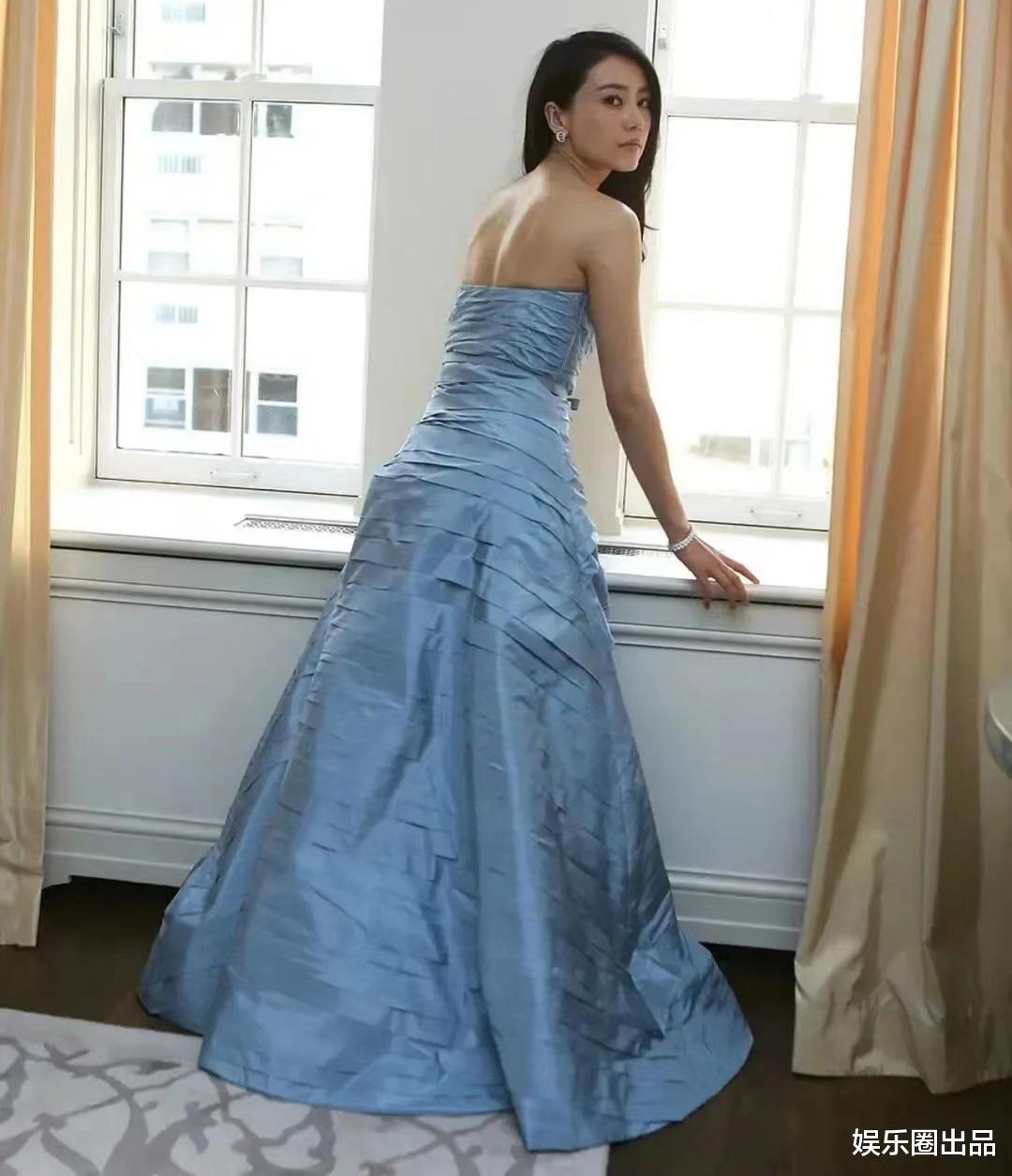 高圆圆|高圆圆趴在窗户上拍照，背上勒出明显凹痕，网友：女神老了