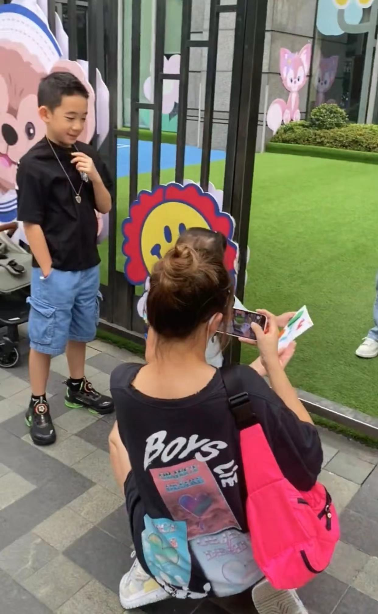 应采儿|应采儿携俩子现身长沙，Jasper身高猛长，Hoho疑读18万一年幼儿园