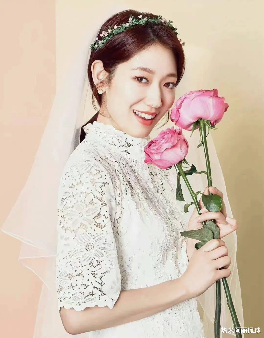 欧阳娜娜|朴信惠待产肚大如筐，剪短发迎接孩子出生，上围升级老公陪伴左右