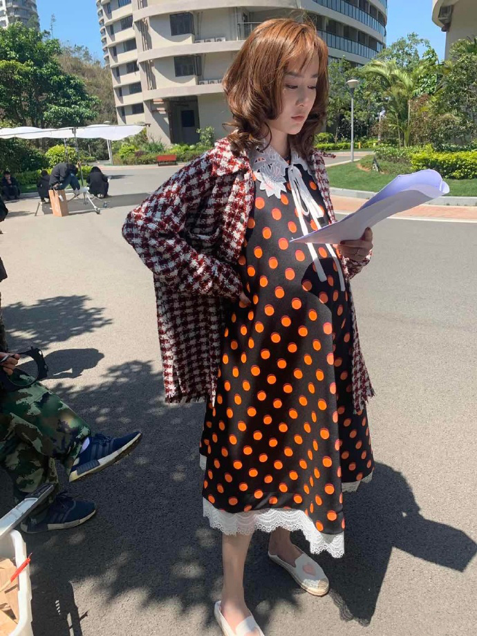 周娇|甜！35岁“黑魔仙小月”嫁小10岁导演男友，民政局领证现场照曝光