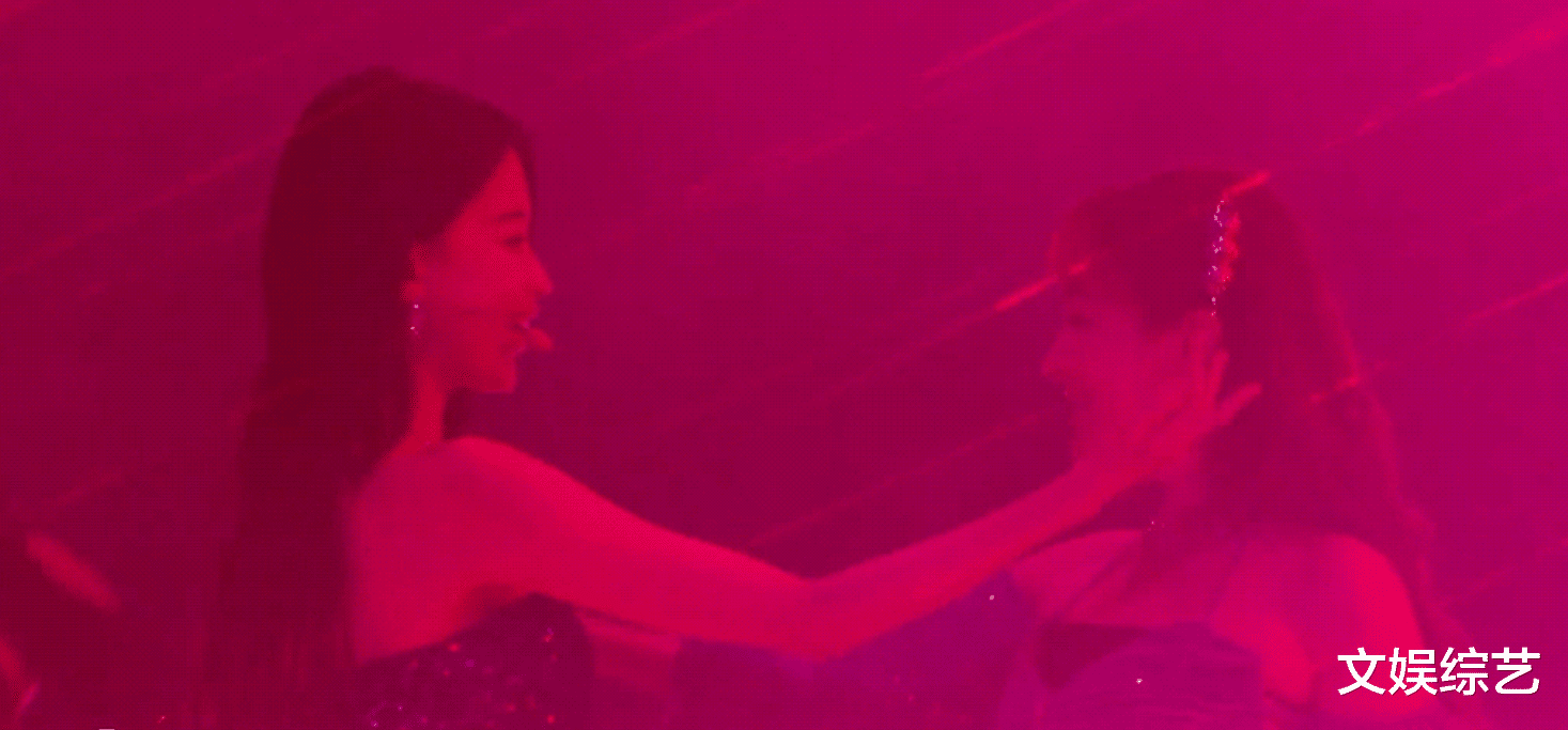 孙怡|孙怡穿亮片抹胸衣,挑动吴昕下巴唱跳,舞姿比吴昕更让人心动