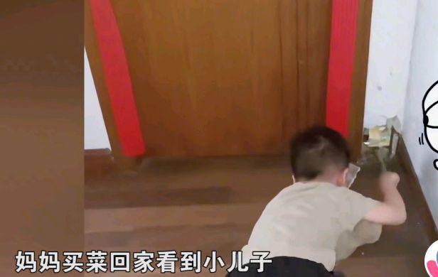 萌娃在家偷偷把墙角挖了个老鼠洞,没有伙伴玩,真可怜