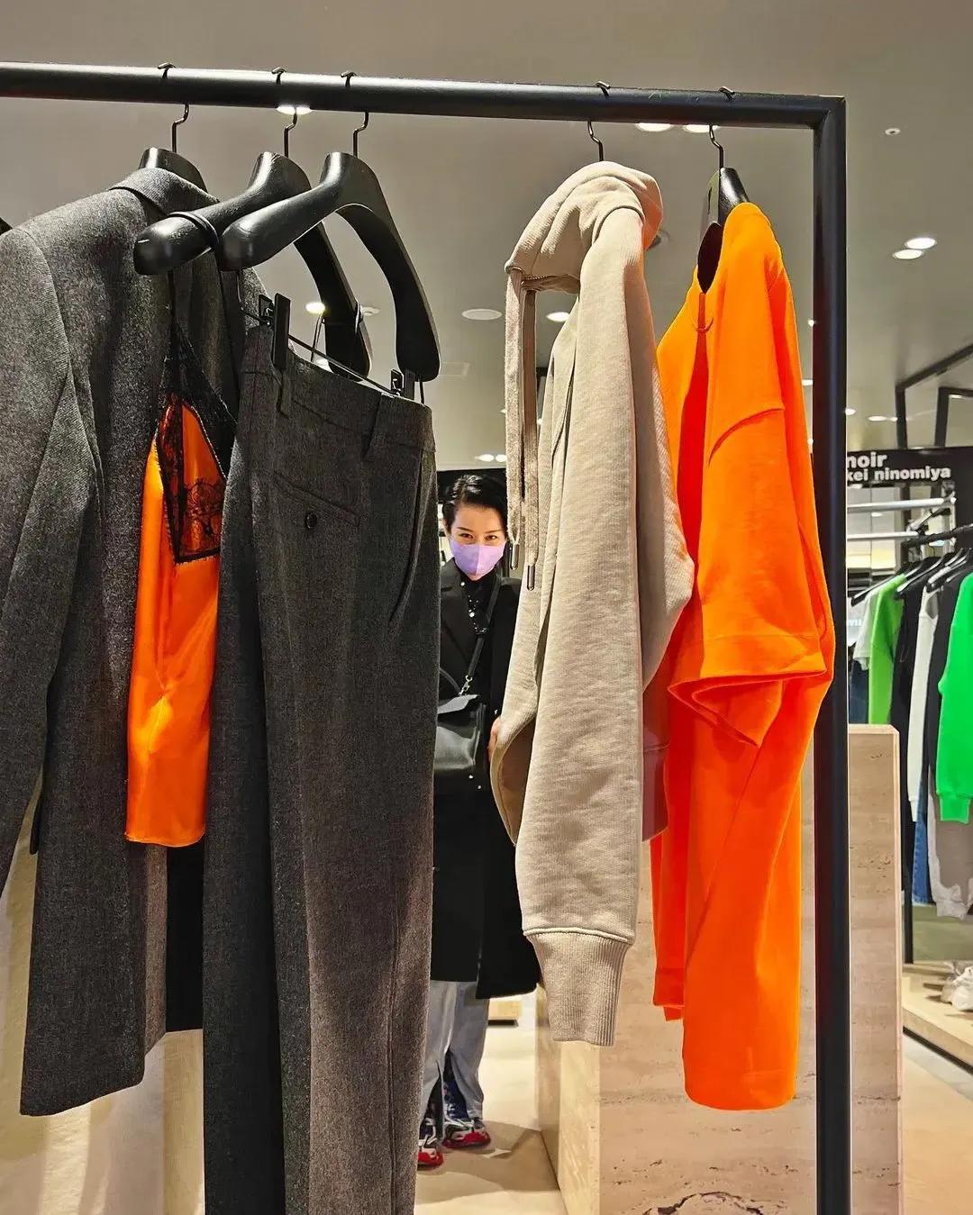 阿凡达2|胡杏儿老公晒三个儿子萌照，兄弟三人长得太像，模仿李小龙超可爱