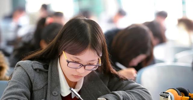 父亲饮酒驾车被抓,女儿害怕影响自己考公务员,询问交警后才放心