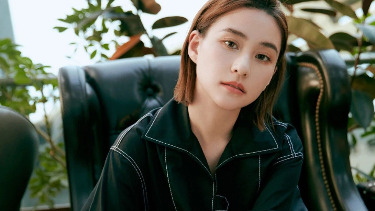 太空电梯|何超莲撇千金身份丑化自己摆出一副“欠揍”样　网民：真是好坏