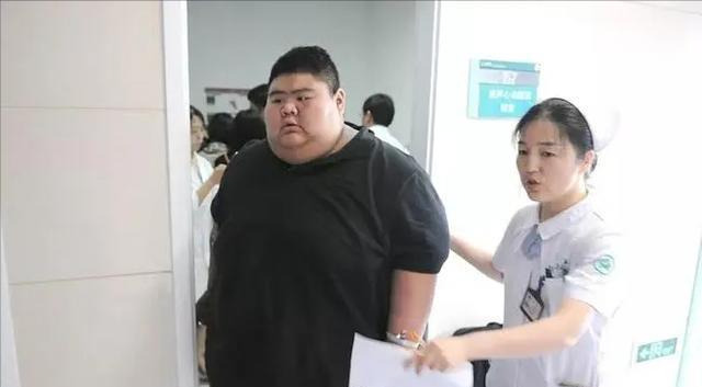 番茄 为爱减重400斤后,王浩楠反弹30斤遭嫌弃,被女友亲自送回减肥营