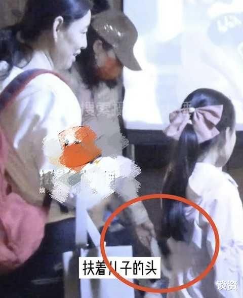 文静|章子怡带小儿子聚餐，细心呵护，弟弟2岁身高就已经到妈妈腰部了