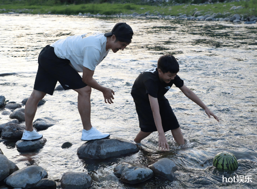 田亮|田亮两年不换新T恤,却开700万豪车逛超市,采购食材回家拍段子