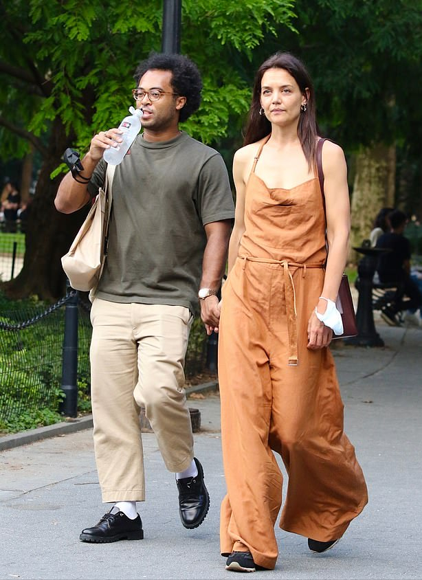 汤姆·克鲁斯|阿汤哥前妻和黑人小男友出街好甜!穿背带裤真嫩,男友身材五五分