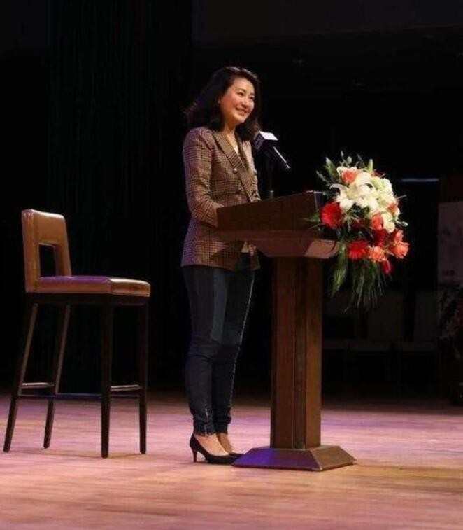 西装 王小丫也难逃中年发福！穿紧身裤小粗腿肉感足，满月脸真有旺夫相