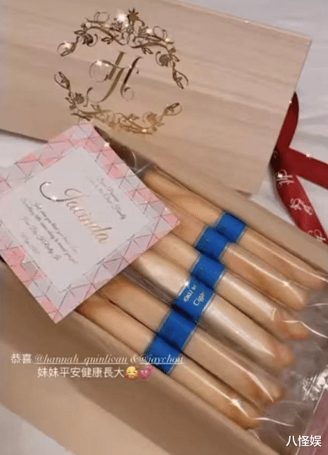 张碧晨|周杰伦夫妇为小女儿庆满月，昆凌开心晒礼盒，首曝光小公主英文名