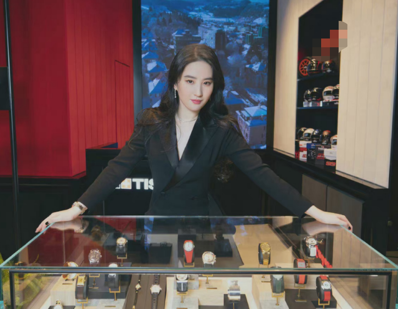 刘亦菲|刘亦菲穿深V西装秀身材!露胸前大片透亮肌肤,翘起双脚托腮好俏皮