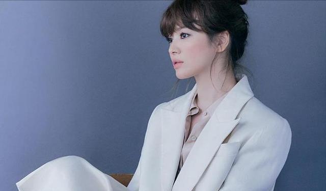 发型 宋慧乔刘海发型显少女,定制款项链格外抢眼,复工拍戏状态惹人疼