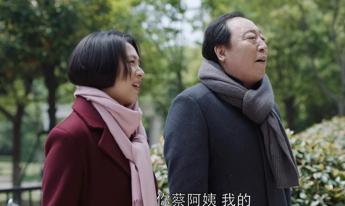 17年,上海老人偶遇摆摊夫妻,好心提供住宿,女子却非要与其结婚