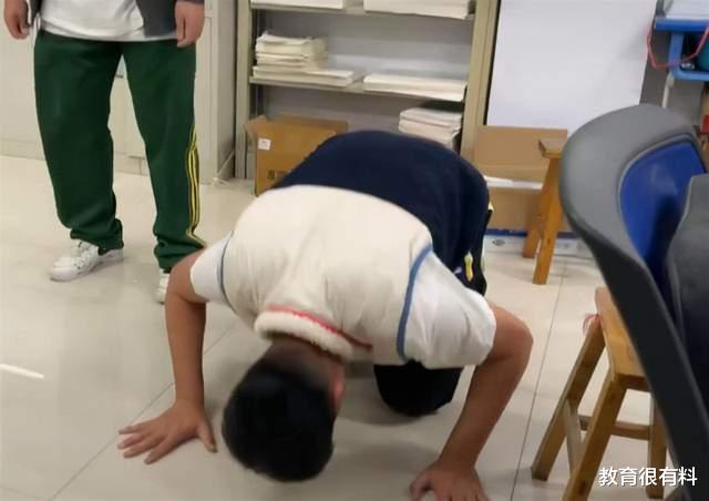 教师|山东:两高中生在教师办公室下跪,原因曝光让人泪目,网友点赞