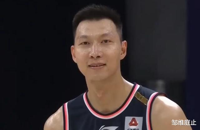 易建联|业余！CBA裁判手动计时结束比赛，把易建联和阿的江逗笑了！