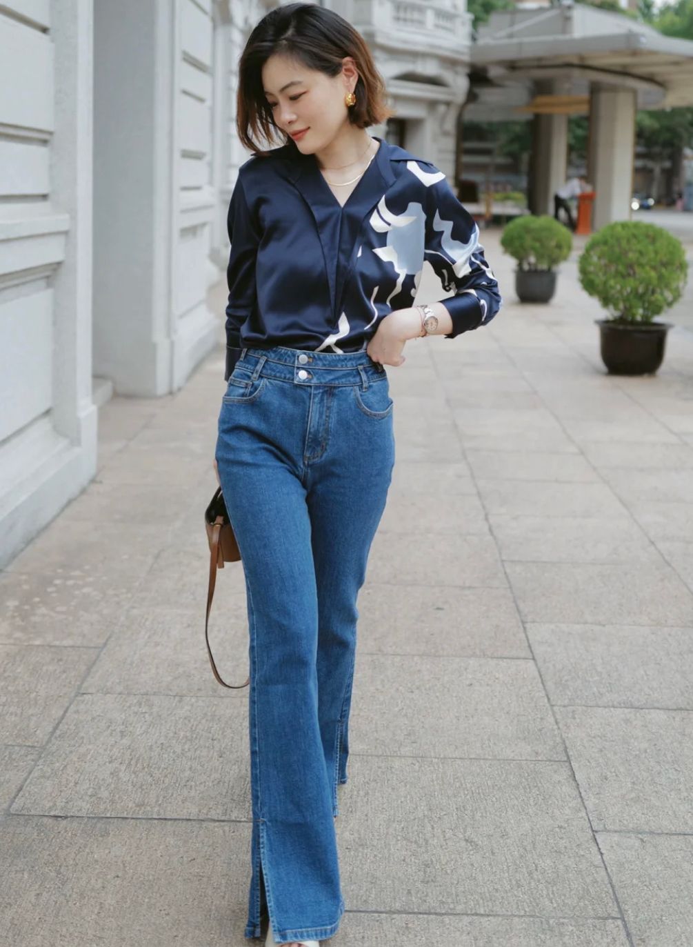 女人过了40岁,夏天要避开这4件“假优雅”上衣,显老显胖没气质