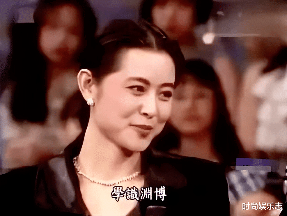 倪萍|倪萍穿汉服色彩个性鲜明，似画中走出的人物，但仍难掩老态！