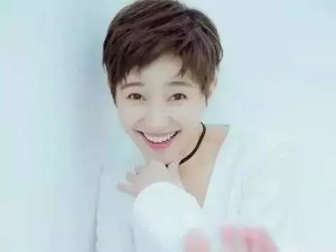 整容|她的长相不出众, 曾被老师建议去整容, 剪短发后比男人还帅