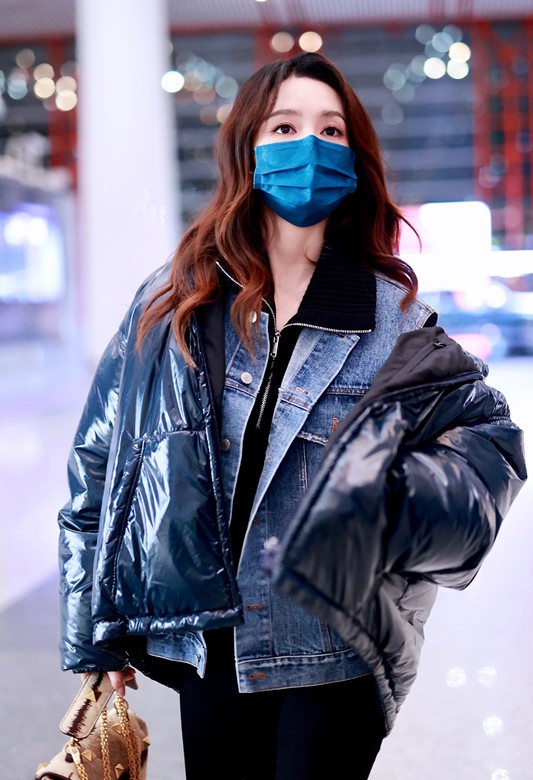 李沁|李沁认真过冬也很美，亮面羽绒服叠穿牛仔马甲，遮肉显瘦好潮流