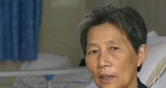 男子让重病母亲在家等死，用锄头拦救护车进村，找姐姐要医疗费