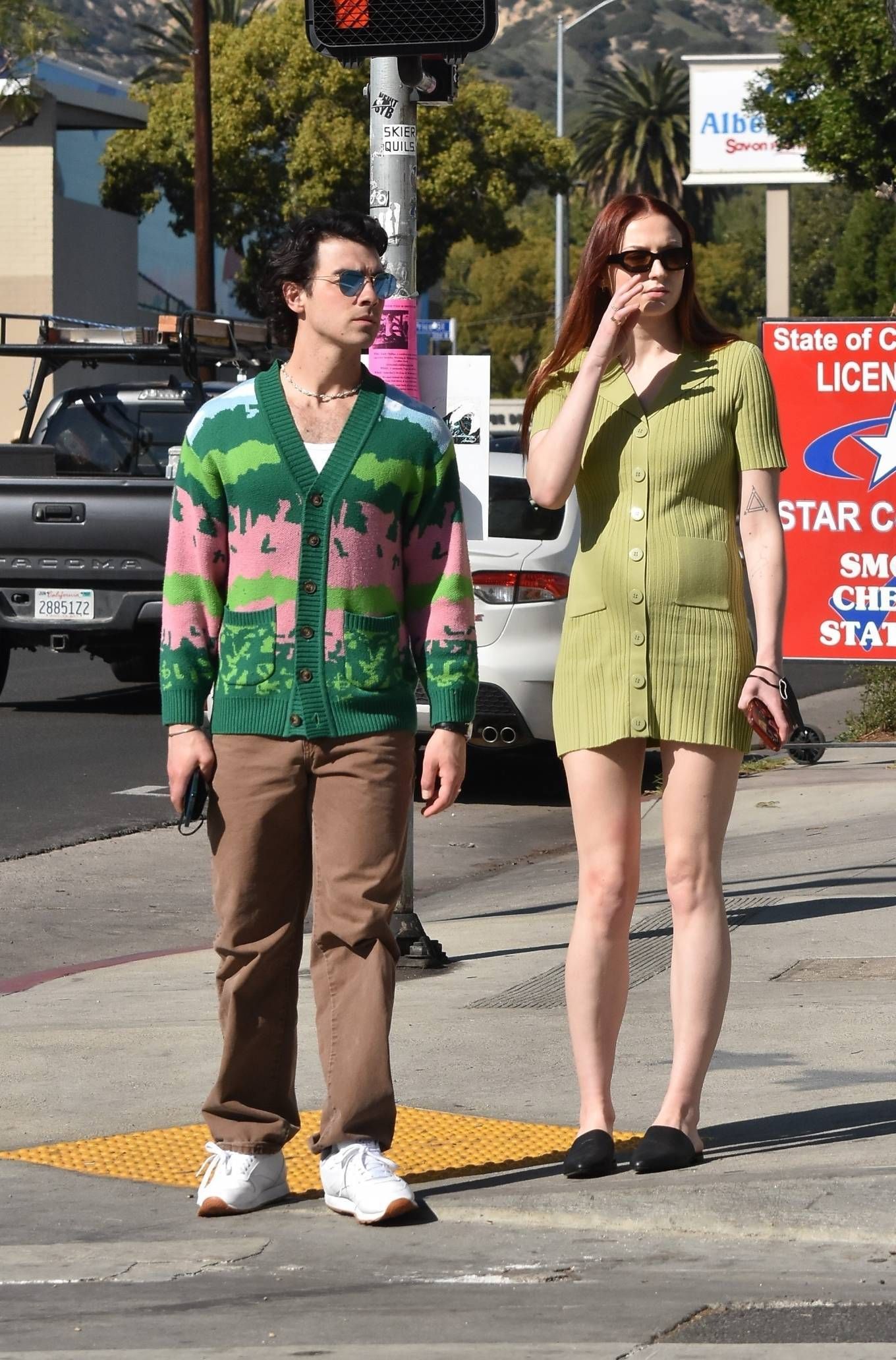 索菲·特纳|女星索菲·特纳与丈夫外出就餐，孕肚明显，双腿裸露，皮肤白皙